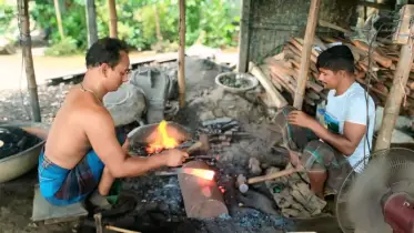 কোরবানির ঈদ সামনে, ব্যস্ত সময় পার করছেন নবীনগরের কামারপাড়ার কারিগররা