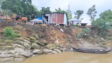 নদীপাড়ের কয়েক হাজার মানুষের দিন কাটছে ভাঙন আতঙ্কে