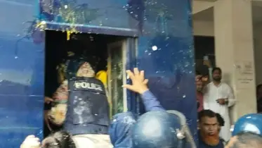 কন্ঠশিল্পী মমতাজের ফাঁসির দাবিতে উত্তাল আদালতপাড়া: ডিম নিক্ষেপ