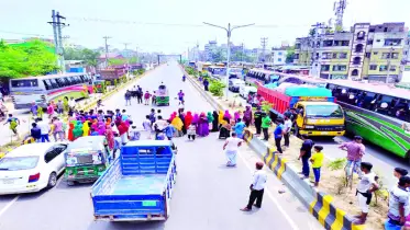 নারায়ণগঞ্জে সড়কের পাশে ট্রাক স্ট্যান্ড না করার দাবিতে অবরোধ