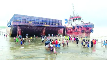 তীব্র বাতাসে ব্যাপক  ক্ষতিগ্রস্ত চট্টগ্রামের  উপকূল 