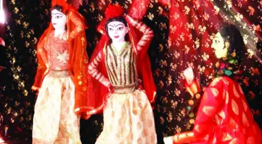 হারাতে বসেছে নির্মল বিনোদন পুতুল নাচ