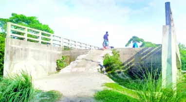 কালকিনিতে কাজে  আসছে না ব্রিজ