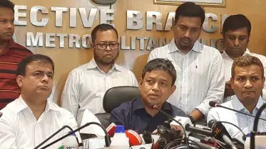 শরীর টুকরো টুকরো করে হাড় থেকে মাংস আলাদা করে হলুদ মিশিয়ে ভরা হয় ব্যাগে