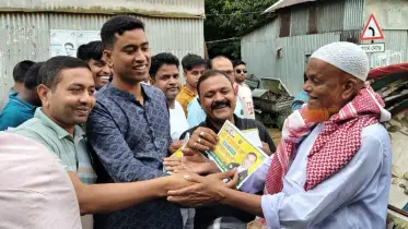 বিএনপি নেতার পক্ষে লিফলেট বিতরণ