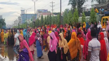 সাভারে বেতনের দাবিতে শ্রমিকদের বিক্ষোভ 