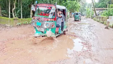 লক্ষ্মীপুরে সড়কের বেহাল দশা দুর্ভোগে লাখো মানুষ