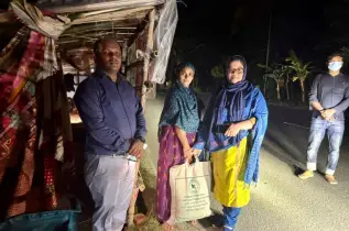 কেশবপুরে আশ্রয়কেন্দ্রের ৭০টি পরিবারের মাঝে ত্রাণসামগ্রী বিতরণ