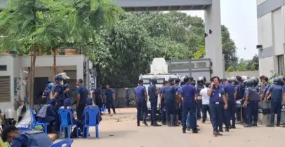 শ্রীপুরে পোশাক শ্রমিক-পুলিশ সংঘর্ষ, পুলিশের মামলায় আসামি দেড় হাজার