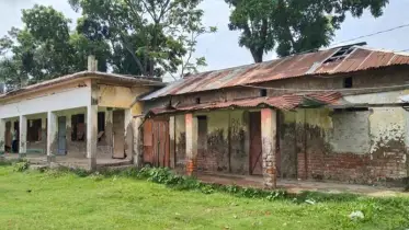 ভবন সংকটসহ নানা সমস্যায় জর্জরিত নাঙ্গলকোটের বক্সগঞ্জ উচ্চ বিদ্যালয়