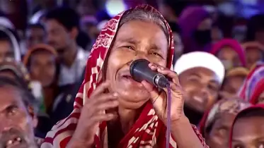 মাইক্রোফোন কেড়ে নিয়ে নারীকে অপমান, ক্ষেপলেন প্রধানমন্ত্রী