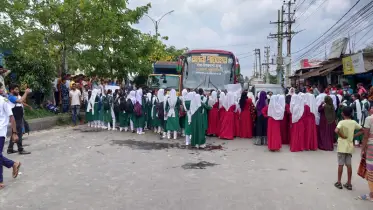 বাসের ধাক্কায় স্কুল ছাত্র আহত, প্রতিবাদে ঢাকা-ময়মনসিংহ মহাসড়ক অবরোধ