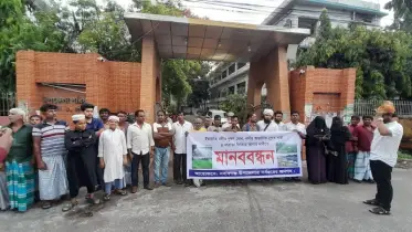 ইছামতি নদী বাঁচাতে বৃষ্টিতে ভিজেও নদী প্রেমিদের মাবনবন্ধন