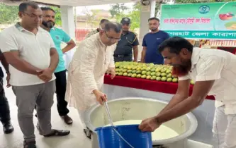 বাগেরহাটে কারাবন্দিদের দেওয়া হলো আম-দুধ