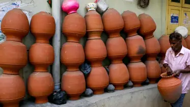 জীবনের গল্প জমানো পাত্র ‘মাটির কলসি’