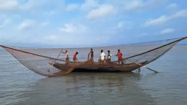 শরীয়তপুরে বিলুপ্তির পথে ভেসাল জালের মাছ ধরা