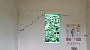 মৃত্যুর ছায়ায় শিক্ষা: চরম্বা উচ্চ বিদ্যালয়ের ঝুঁকিপূর্ণ ভবনে চলছে ক্লাস