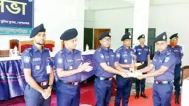 ক্লুলেস ডাকাতি মামলার রহস্য উন্মোচনে সম্মাননা পেলেন মুকসুদপুরের ওসি তদন্ত শীতল চন্দ্র পাল