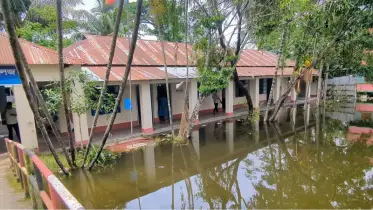 লেকের জলাবদ্ধতা নিরসনে পাইপ স্থাপনে বাধা, শিক্ষকদের অস্ত্র দিয়ে ধাওয়া