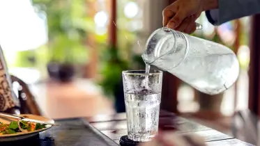 গরমে ঠান্ডা পানি খেলে কী হয়?