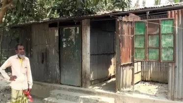 ফুলবাড়ীতে আবাসনের ঘর সংস্কার না করায় দুর্বিষহ দিন কাটছে বাসিন্দাদের