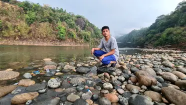 জাফলংয়ের জলে পাথরে