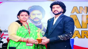 অন্যকে সাজিয়ে আনন্দ
