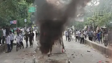 সেতুর টোল প্লাজায় আগুন দিলো বিক্ষুদ্ধ শিক্ষার্থীরা 