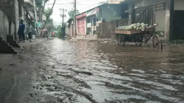 সামান্য বৃষ্টিতেই নাকাল সাধারণ মানুষ, ভোগান্তি চরমে