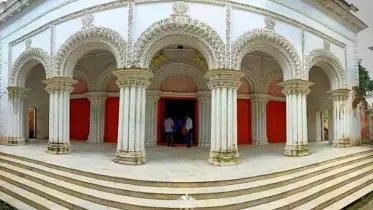৩০০ বছরের পুরনো জমিদার বাড়ি ভগ্নপ্রায় হলেও, পর্যটকদের আনাগোনায় এখনো জমজমাট