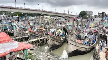 সাগর উত্তাল, অলস সময় পার করছেন জেলেরা—দিশেহারা ট্রলার-আড়ত মালিকরা
