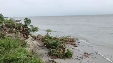 ভাঙন আতঙ্কে স্বপ্ন ভেঙে চুরমার অবহেলিত চরাঞ্চলের বাসিন্দাদের
