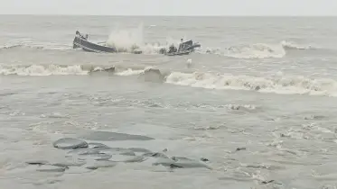 কুয়াকাটায় ভেসে আসলো ডুবে যাওয়া ট্রলারসহ একটি মৃতদেহ