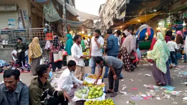রাজধানীর মিরপুরে ফুটপাতে অনিরাপদ  বিদ্যুৎ সংযোগে দুর্ঘটনার আশঙ্কা