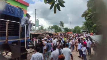 আন্তঃনগর ট্রেনের যাত্রাবিরতির দাবিতে দর্শনায় দুই ঘণ্টা রেললাইন অবরোধ