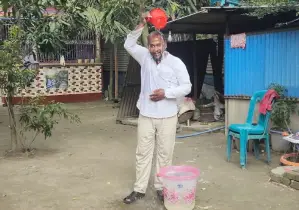 গোলাপজলে গোসল করে আওয়ামী লীগের রাজনীতি ছাড়ার ঘোষণা