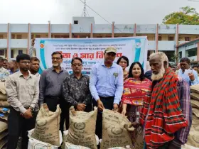 উল্লাপাড়ায় ১৪শ কৃষকের হাতে বিনামূল্যে সার ও বীজ তুলে দিল প্রশাসন