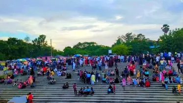 যমুনার পাড়ে বিনোদনপ্রেমীদের ভিড়