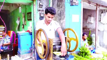 আখের রস বিক্রেতা আরাফাত পড়বেন বিশ্ববিদ্যালয়ে