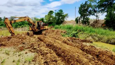 ব্রাহ্মণবাড়িয়ায় নদীর পাড় কেটে মাটি লুট, ঝুঁকির মুখে বাঁধ