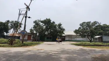গেটম্যান নেই, প্রতিদিনই ঝুঁকি নিচ্ছে হাজারো পথচারী