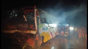 ফরিদপুরে থানার সামনে জব্দ করা বাসে আগুন