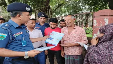বগুড়ায় ছুরি-চাকুর অপব্যবহার রোধে পুলিশ সুপারের লিফলেট বিতরণ