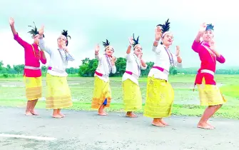 আর্থিক দীনতায় হারিয়ে যাচ্ছে ঐতিহ্যের বাহারি পোশাক রফিকুল ইসলাম আধার