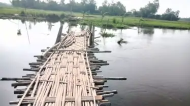গাইবান্ধায় বাঁশের সাঁকো ভেঙ্গে চরম ভোগান্তিতে দুই পাড়ের মানুষ