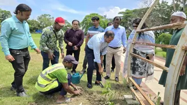 রাজশাহী কেন্দ্রীয় উদ্যানে বৃক্ষরোপণ করলেন রাসিক প্রশাসক