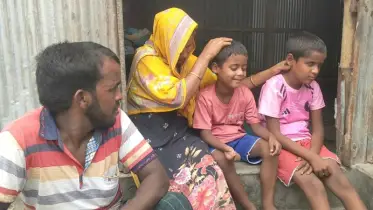 আলোহীন জীবনে লড়াই: চার প্রতিবন্ধী সদস্য নিয়ে পারিছা খাতুনের বেঁচে থাকার সংগ্রাম
