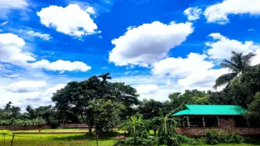 প্রকৃতির রঙতুলিতে আঁকা নীল আকাশের ছবি
