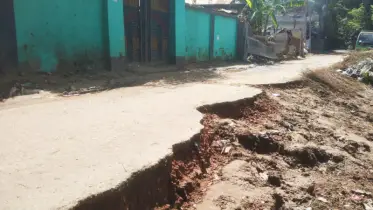 হালকা বৃষ্টি হলেই উঠে যাচ্ছে সড়কের কারপিট, সংস্কার না থাকায় ঝুঁকিতে যানবাহন