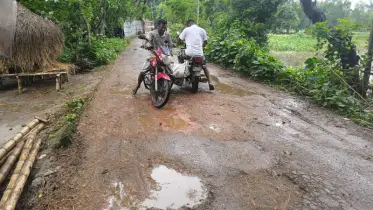 কুড়িগ্রামের ফুলবাড়ীতে বেহাল সড়কে যাতায়াতে দুর্ভোগ